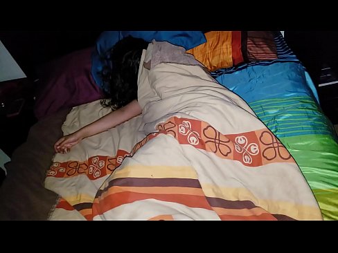 ❤️ Stiefson beréiert seng jonk Stéifmamm wärend hatt schléift. ️❌ Pornovideo op Porno lb.kutjeporno.ru